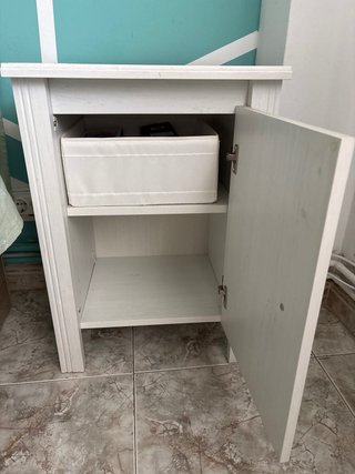Mesita de noche blanca de madera