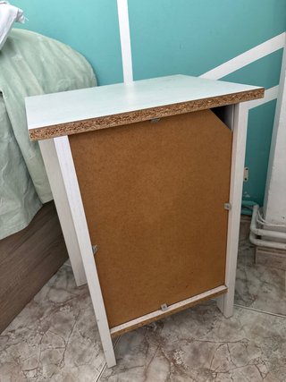 Mesita de noche blanca de madera