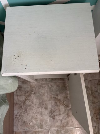 Mesita de noche blanca de madera