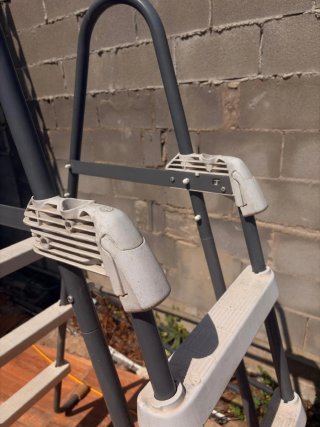 Escalera de piscina gris y blanca
