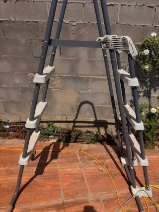 Escalera de piscina gris y blanca