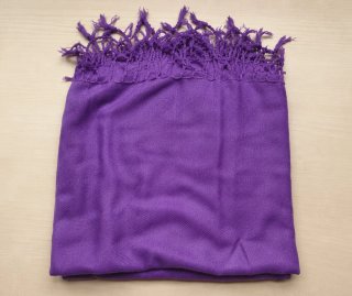 Bufanda morada con flecos