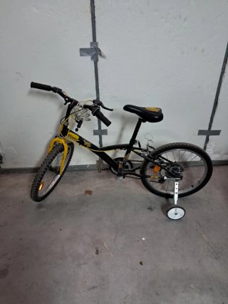 Bicicleta infantil negra y amarilla