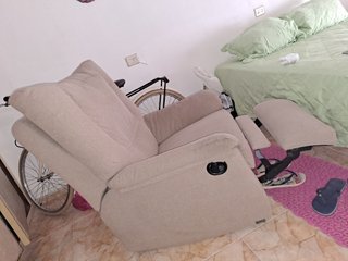Sillón reclinable de tela beige