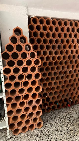 Vinoteca de terracota hexagonal