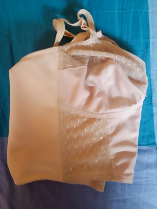 Sujetador beige marca Selene, modelo Elena