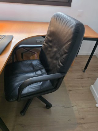 Escritorio de esquina con silla y cajonera