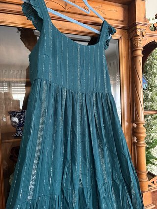 Vestido verde con rayas plateadas