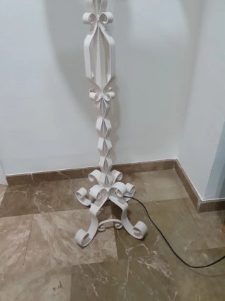 Lámpara de pie de metal blanca