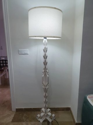 Lámpara de pie de metal blanca