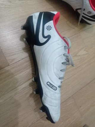 Botines de fútbol Nike blancos y rojos
