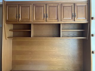 Mueble de madera con estantes y armarios