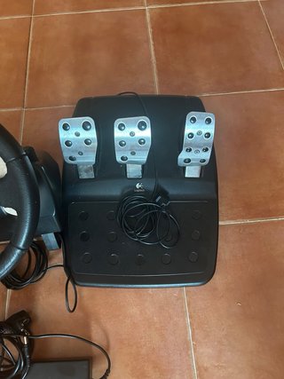 Volante Logitech G25 con Pedales