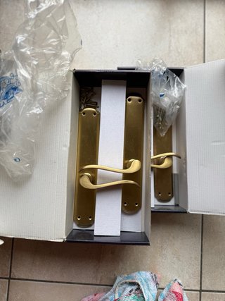 Manillas para puertas doradas