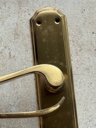 Manillas para puertas doradas