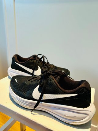 Zapatillas deportivas Nike negras y blancas