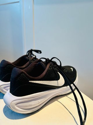 Zapatillas deportivas Nike negras y blancas