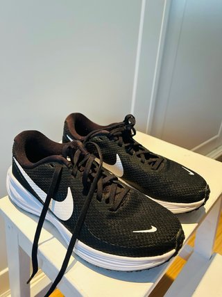 Zapatillas deportivas Nike negras y blancas