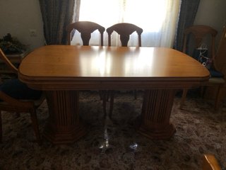 Mesa y 6 sillas comedor madera.