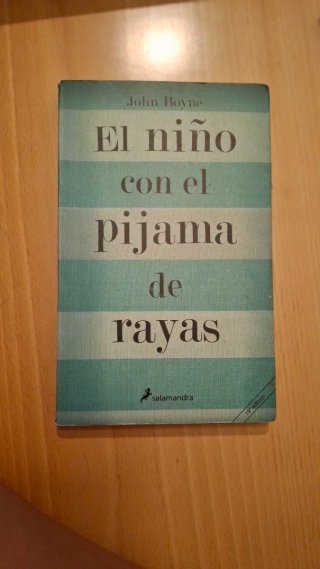 El niño con el pijama de rayas