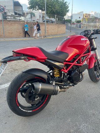 Ducati Monster 695