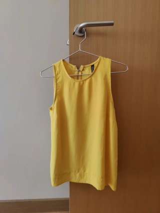 Blusa amarilla sin mangas