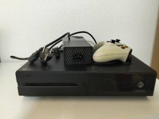 Xbox One Negra con Mando y Cables