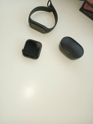 Smartwatch y Auriculares Negros