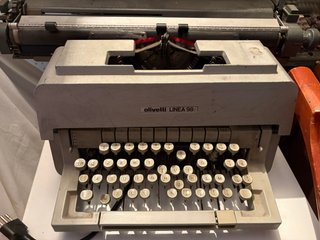 Macchina da scrivere Olivetti Linea 98