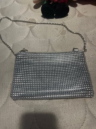 Bolso de fiesta plateado con cadena