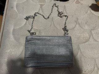 Bolso de fiesta plateado con cadena