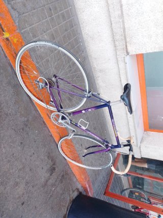 Bicicleta de carretera Orbea púrpura