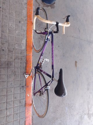 Bicicleta de carretera Orbea púrpura