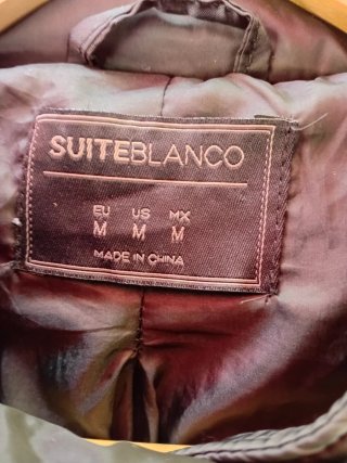 Chaqueta negra pelo y mangas impermeables.