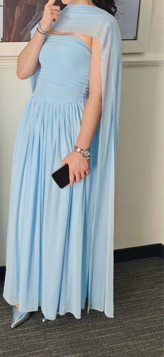 Vestido y chal azul de tul para fiesta