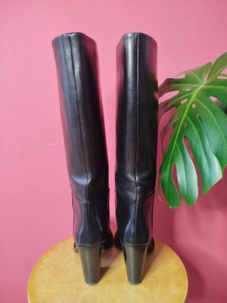 Botas altas de piel negras
