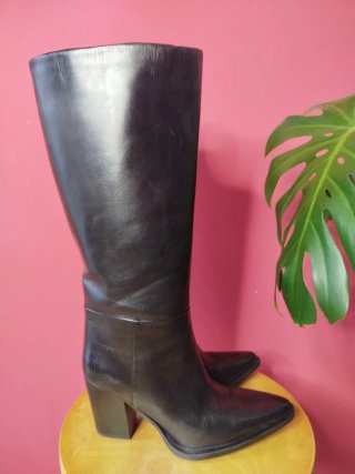 Botas altas de piel negras