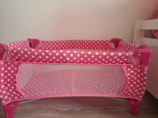 Cuna de juguete rosa lunares