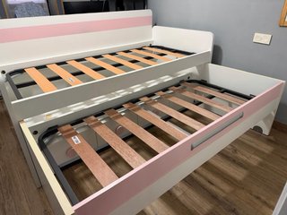 Cama nido blanca y rosa