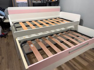 Cama nido blanca y rosa