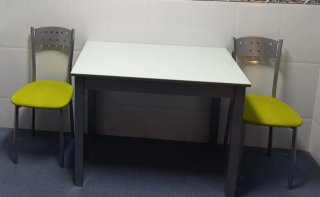Mesa de cocina y 2 sillas