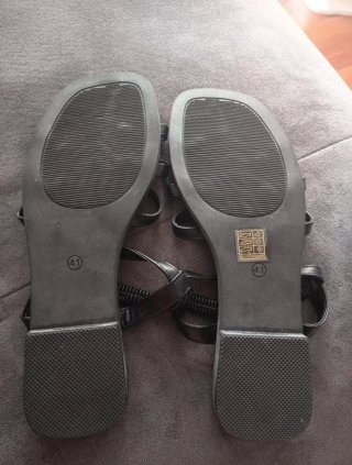 Sandalias negras planas
