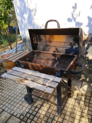 Barbacoa de carbón con ruedas