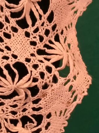 CUELLO DESMONTABLE ANTIGUO.ENCAJE BOLILLOS.43x37cm