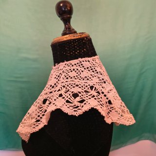 CUELLO DESMONTABLE ANTIGUO.ENCAJE BOLILLOS.43x37cm