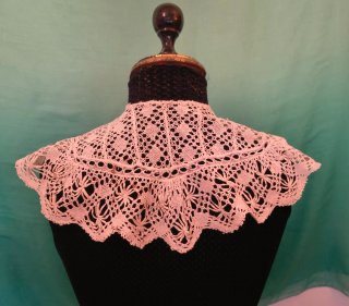 CUELLO DESMONTABLE ANTIGUO.ENCAJE BOLILLOS.43x37cm