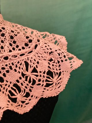 CUELLO DESMONTABLE ANTIGUO.ENCAJE BOLILLOS.43x37cm