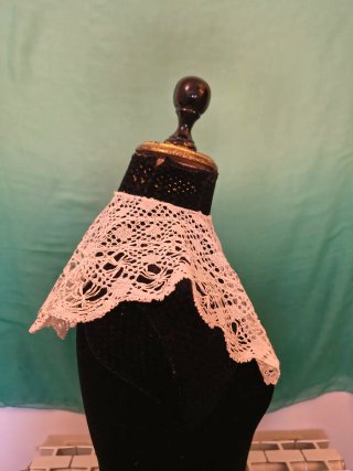 CUELLO DESMONTABLE ANTIGUO.ENCAJE BOLILLOS.43x37cm