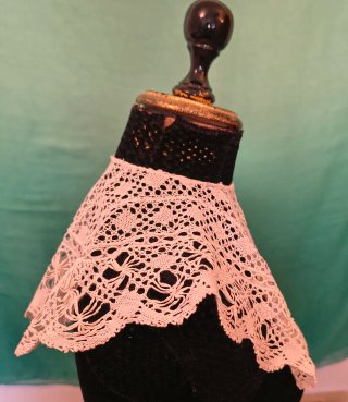 CUELLO DESMONTABLE ANTIGUO.ENCAJE BOLILLOS.43x37cm