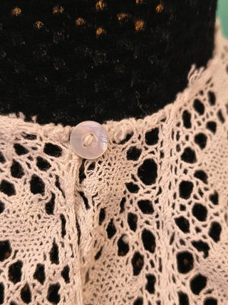 CUELLO DESMONTABLE ANTIGUO.ENCAJE BOLILLOS.43x37cm